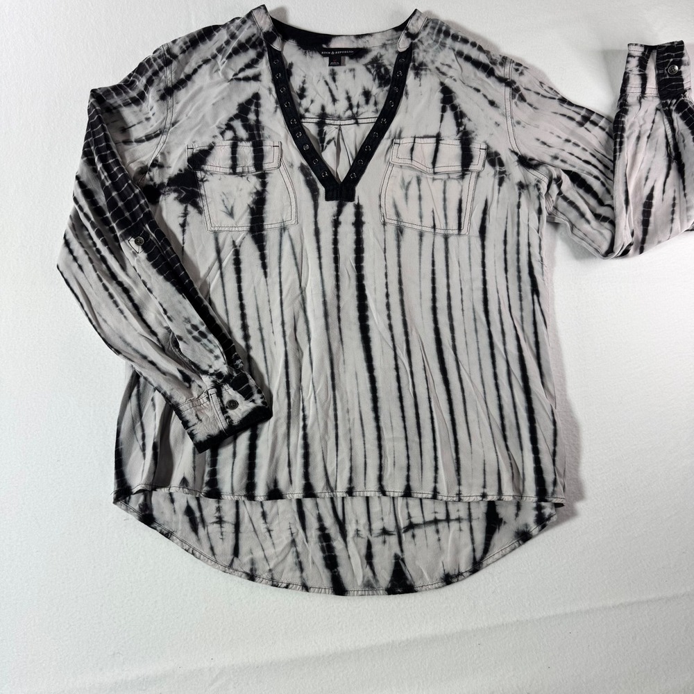 Rock & Republic Tie Dye Blouse‎ Medium M Black White Rayon Grommet V-Neck Top
